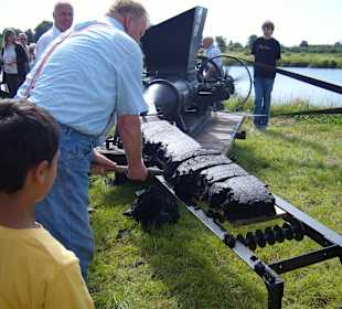 Torfstücke werden geschnitten !