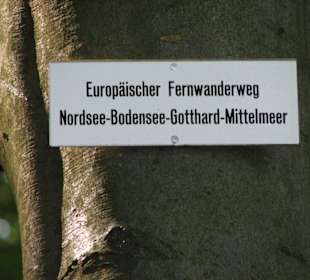 Der Europawanderweg direkt am Bergmassiv