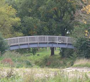 Über diese Brücke verläuft der Weg
