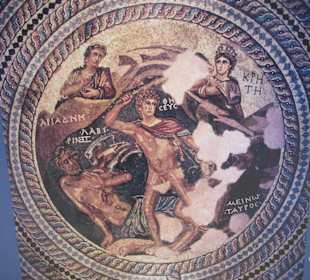 Theseus umgeben von 4 Personen