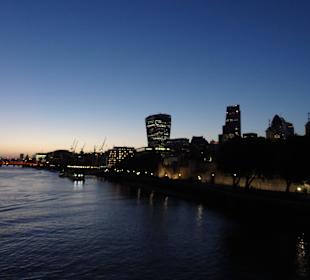 Blick v. d. Tower-Bridge aufs Gebäude (Bildmitte)
