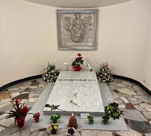 Innenansicht Petersdom Krypta