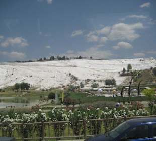 Blick von unten auf die weißen Hänge
