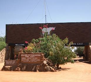 Einganz zum Tsavo Ost Nationalpark