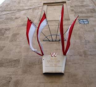 Schöne historische Hinweisschilder