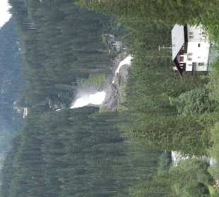 Widok z parkingu na wodospady Krimll