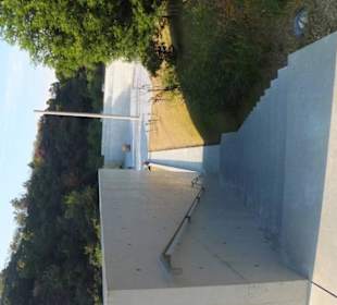 Schody na plac przed muzeum.