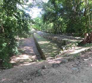 Spaziergang auf dem Ruinengelände