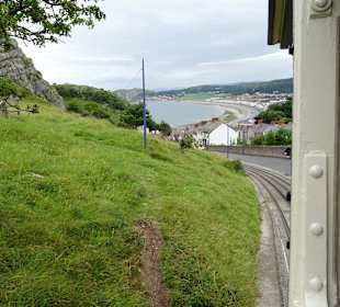 Die Gleise laufen mitten durch den Ort