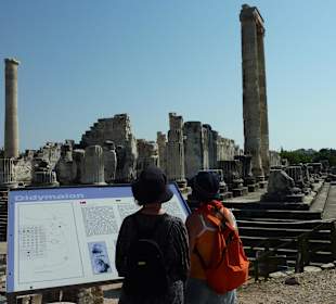 Vor dem Apollon-Tempel in Didim