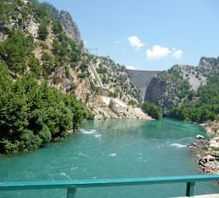 Staumauer des  Oymapinar-Stausees