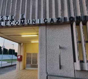 Am Eingang zur Post