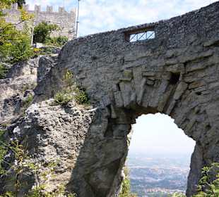 Fußgängerbrücke zur Rocca