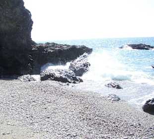 Einsamer Strand mit Bucht