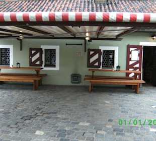 Kleiner Biergarten beim Eingang