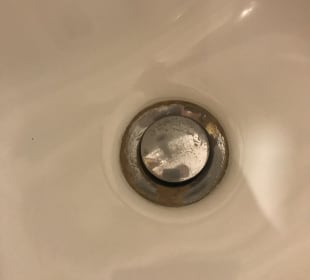 Im Badezimmer sehen die Amaturen sehr schlecht aus  Hotel Archimede