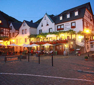 Mediterrane Abendstimmung im Straßencafé
