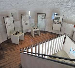 Rundgang zwischen den Ausstellungen des Museums