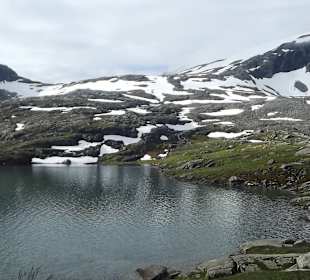 Am Fuße vom Dalsnibba mit Gletschersee