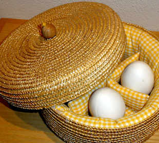 Eierwärmer aus Stroh