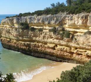 Blick von der Steilküste zur Praia das Fontainhas