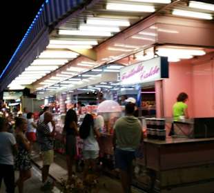 Luna Park im August Verkaufsbuden