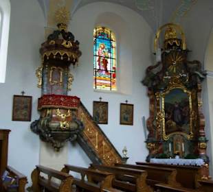 Richtung Altar vor