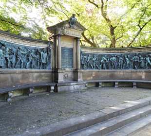 Das Kriegerdenkmal mit seinem Relief