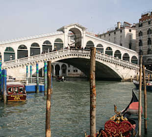 The busy Rialto Bridge