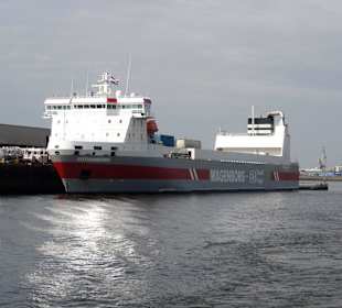 RoRo-Schiff im Hafen