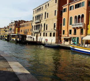 Schiffe fahren sehr langsam durch
