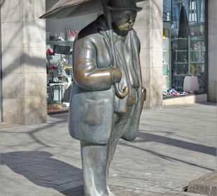 Ansichten der Skulptur Zwei Leute im Regen