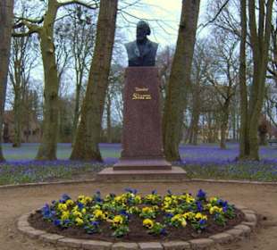 "Theodor Storm" im Schloßgarten.