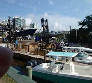 Boote werden vom Trockendock in das Wasser versetz
