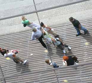 Spiegelung in einer Glasfront eines Hafengebäudes