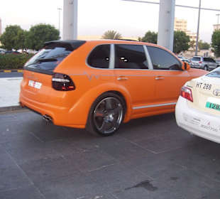 Porsche vorm Eingang der Mall