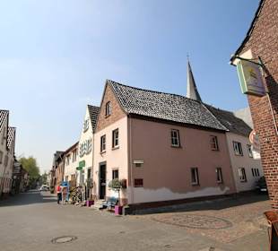 Straßen und Gebäude in Zons