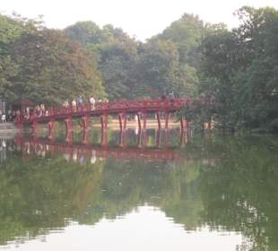 Rote Brücke der aufgehenden Sonne