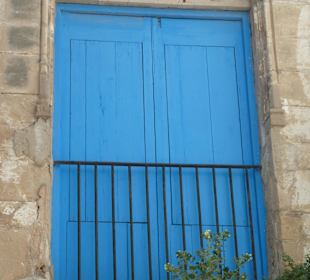 Blaue Tür in alten Mauern