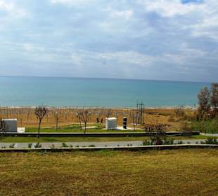 Vor dem Militärgelände am Berg