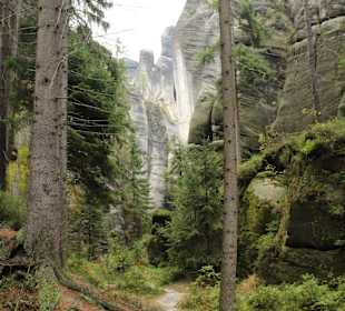 Droga w skalnym mieście
