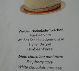 Weiße Schokoladen-Törtchen mit Himbeerkern