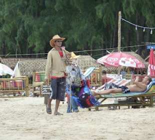 Einer der Strandverkäufer die ihre Wahre anpreisen
