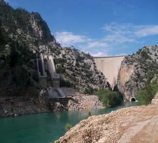 Blick zur Staumauer vom Bus aus