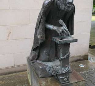 Magdeburg: Denkmal Albertus Magnus vor St. Petri