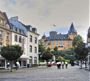 Unterhaölb der Genoveva Burg links