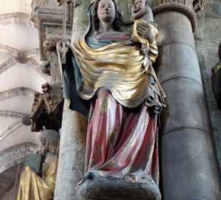 Figuren an den Pfeilern des Langschiffes