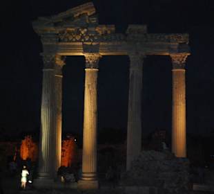 Apollon Tempel bei Nacht