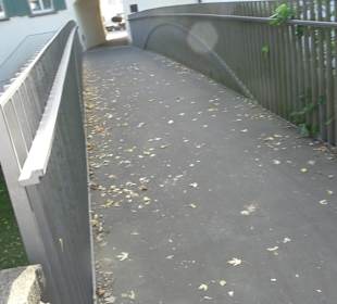 Stadtgraben mit Turm