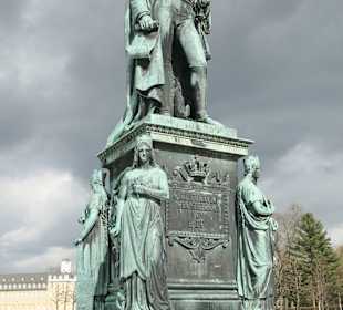 Das Karl-Friedrich-Denkmal, dahinter das Schloss